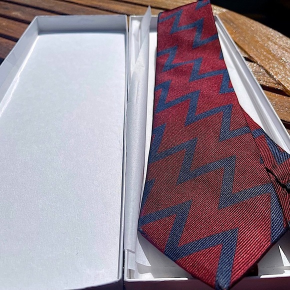 🔥POWER & CLASSIC🔥🆕💯% ETRO AUTHENTIC ZIG ZAG REGIMENTAL MOTIF TIE🎁 - Picture 14 of 14